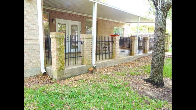 Building Photo - 9310 Stonebridge Dr