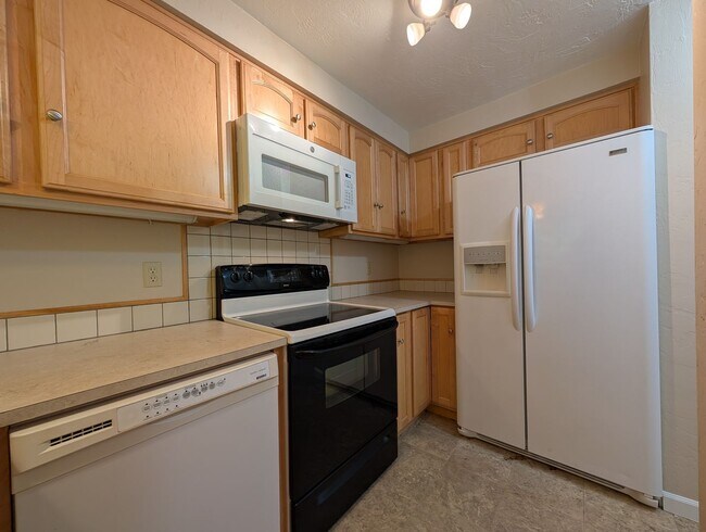 Building Photo - Nice 2 bed/1.5 bath condo in West Eugene