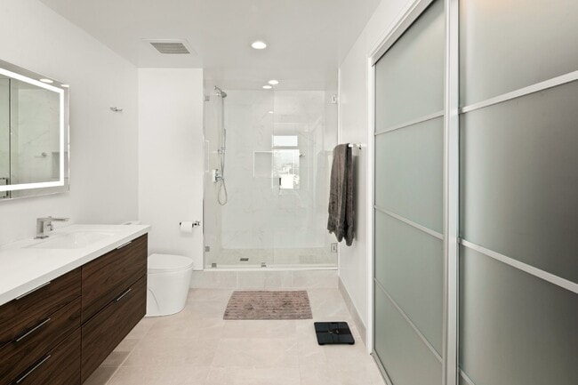 Building Photo - Luxurious 17th-Floor Renaissance Condo with Stunning City Views