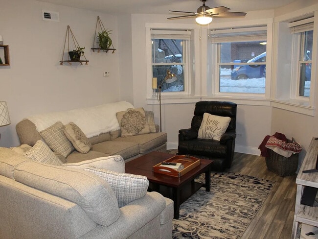 Primary Photo - 2336 N Maplewood Ave