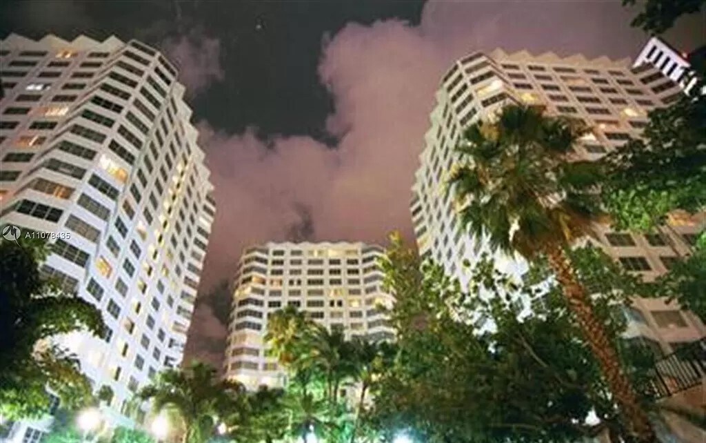 Building Photo - 905 Brickell Bay Dr