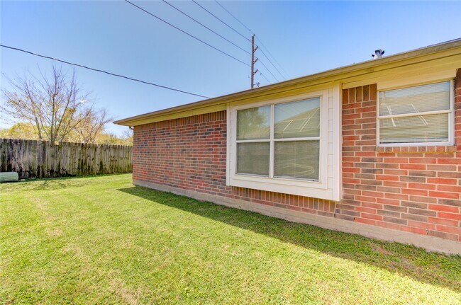 Building Photo - 5349 Pinewood Terrace
