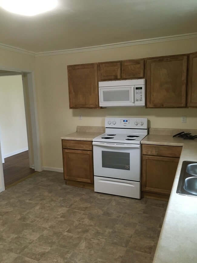 Building Photo - HOGANSVILLE- 604 Elm St 2 Bedroom 1 Bath