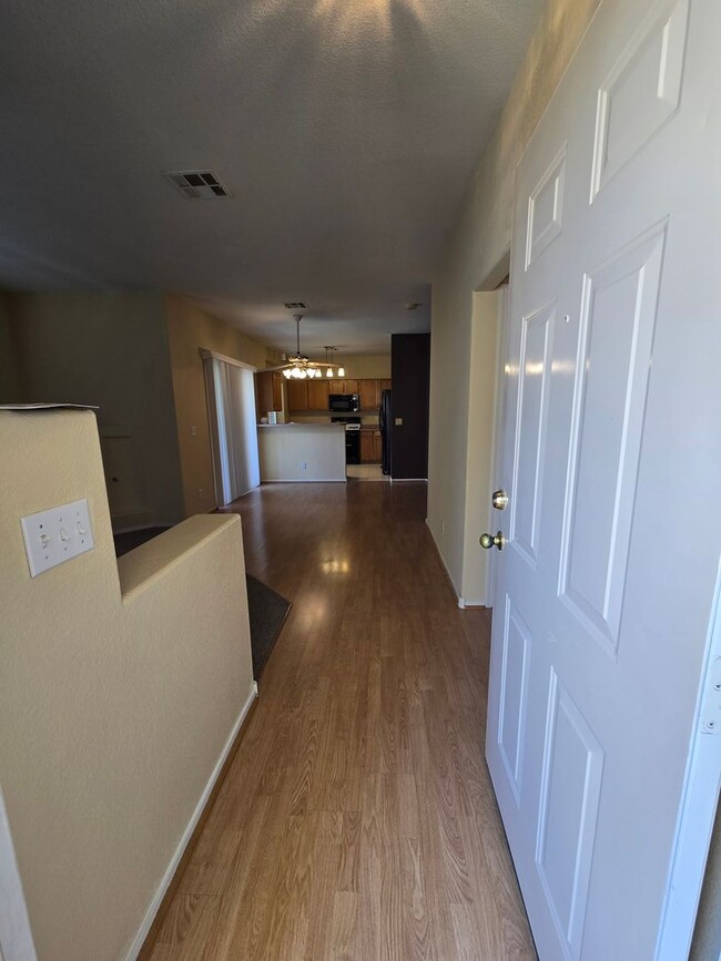 Building Photo - Fabulous 2-Bedroom, 2-Bathroom Upstairs Un...