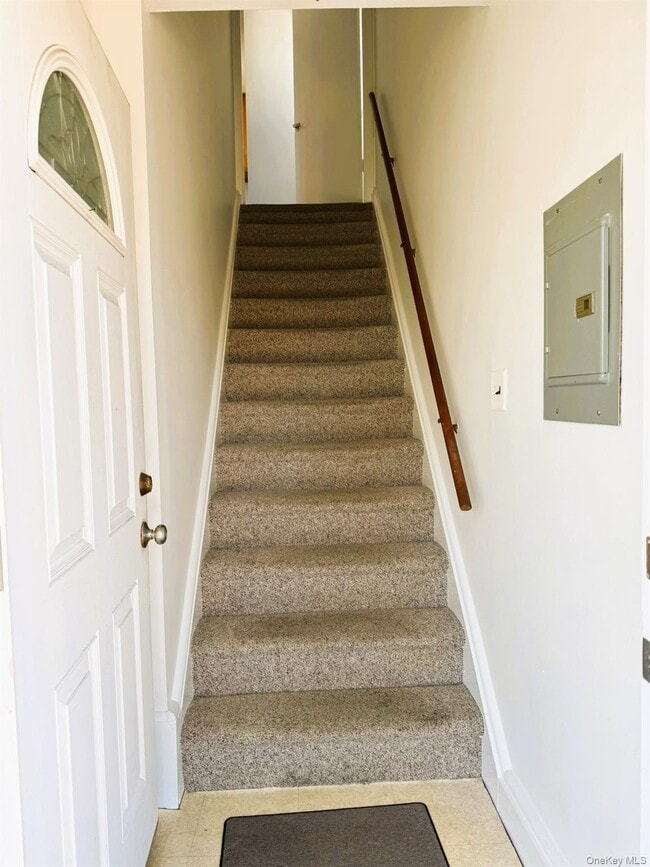 Building Photo - 131 Roslyn Rd