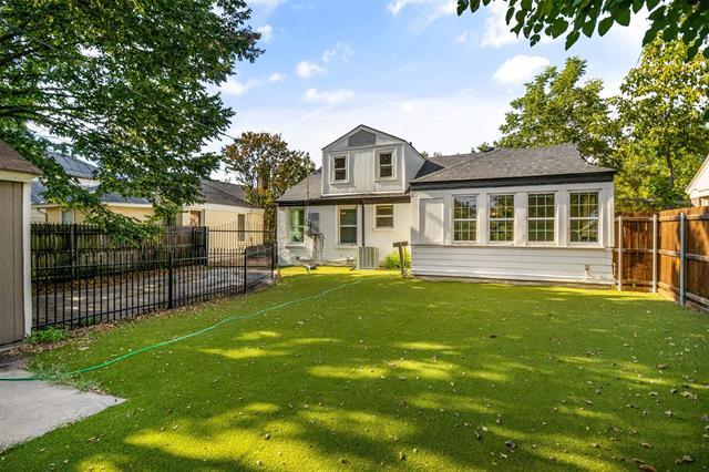 Building Photo - 2701 Benbrook Blvd