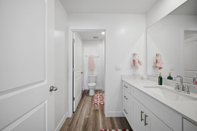 Building Photo - Extra Space, Extra Comfort! 5 Bedroom Home With Bonus Den in Long Valley!