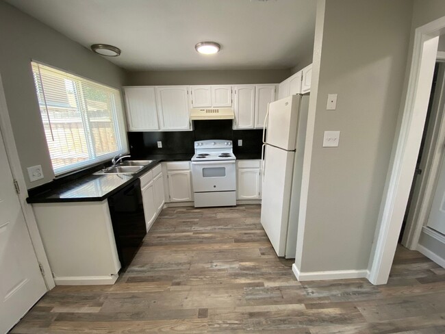 Building Photo - 2 bed 1.5 bath Townhome