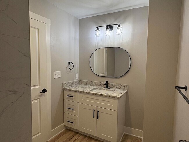 Building Photo - 305 Post Oak Dr