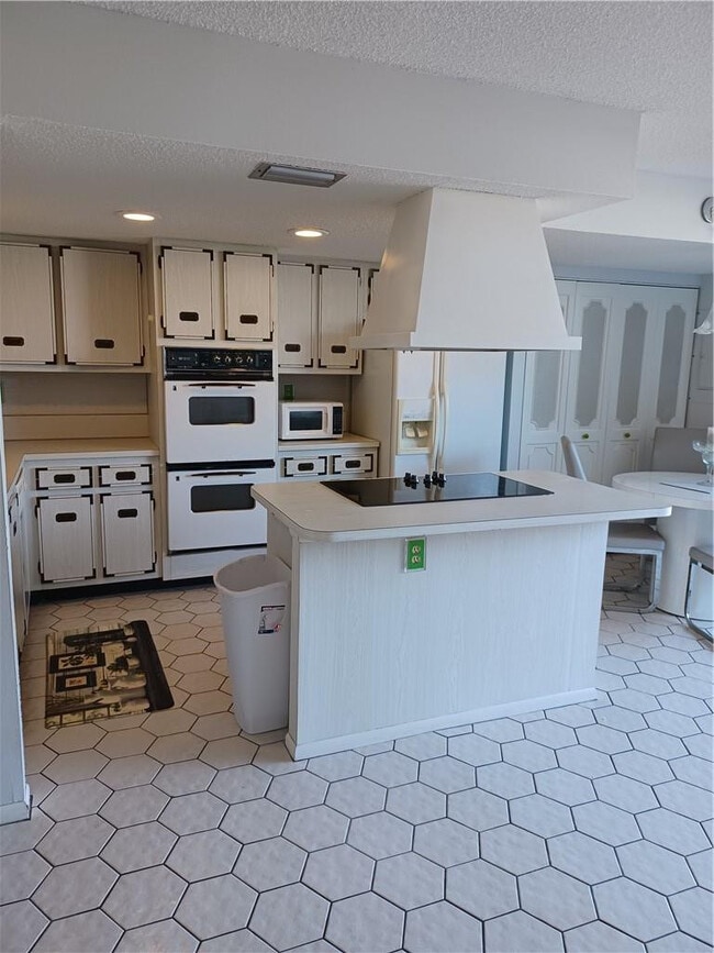 Building Photo - 1018 NE 25th Ave