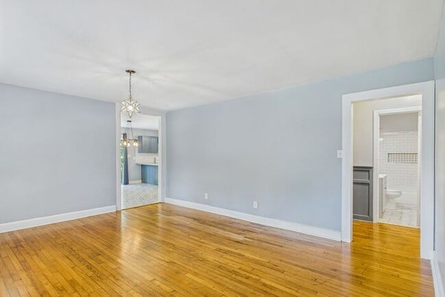Building Photo - Charming Ranch Home with Bonus Studio & Ou...