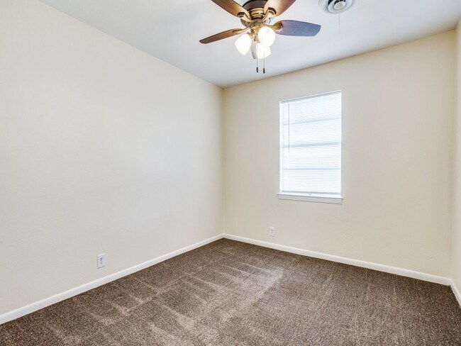 Building Photo - 420 Vicki Pl