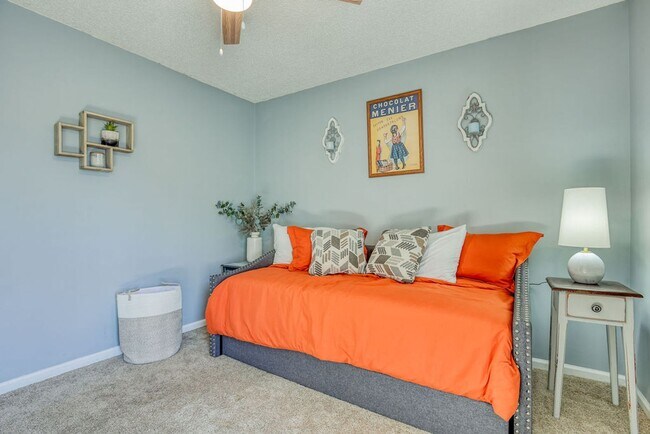 Building Photo - 3 BED | 3 BATH | POOLER | FURNISHED