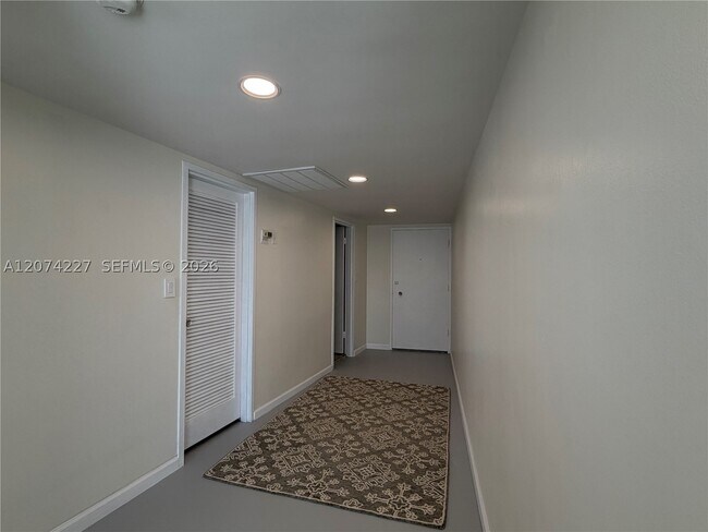 Building Photo - 900 Bay Dr E