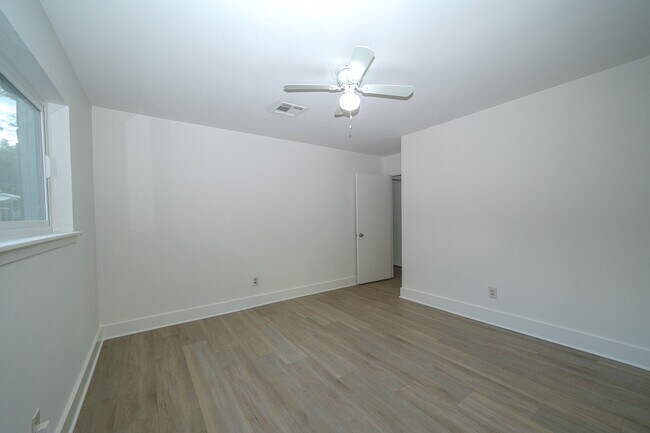 Building Photo - 5471 Loch Lomond Dr