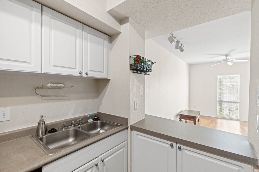 Building Photo - 402 S Armenia Ave