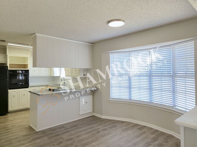 Building Photo - 3/2 Hewitt Home