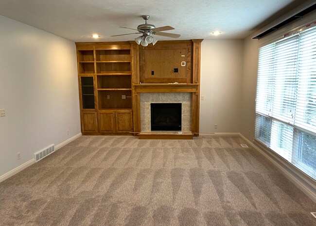 Building Photo - Comfort Meets Function in This 4-Bedroom H...