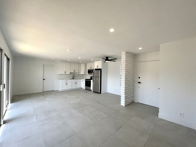 Building Photo - AVAILABLE NOW! NEWLY RENOVATED 1 Bedroom 1...