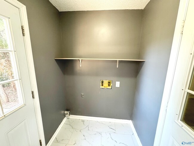 Building Photo - 103 Whisperwood Ln