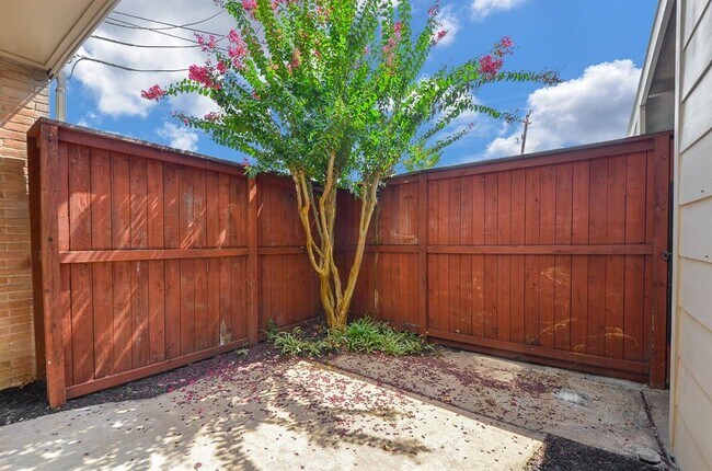 Building Photo - 940 Wycliffe Dr