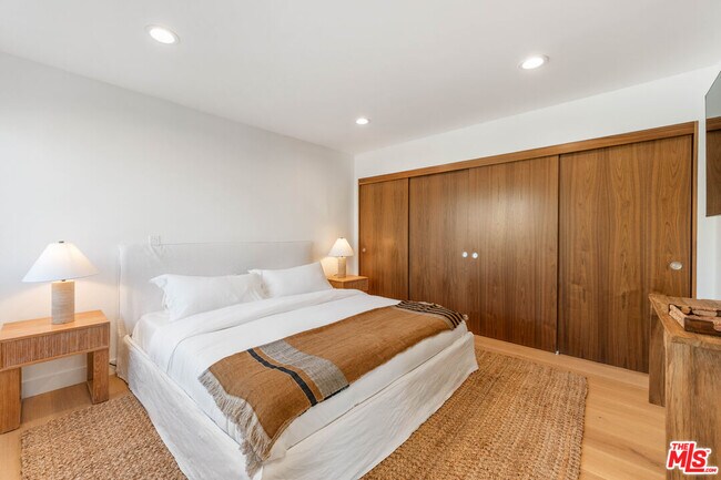 Building Photo - 4405 Costa De Oro