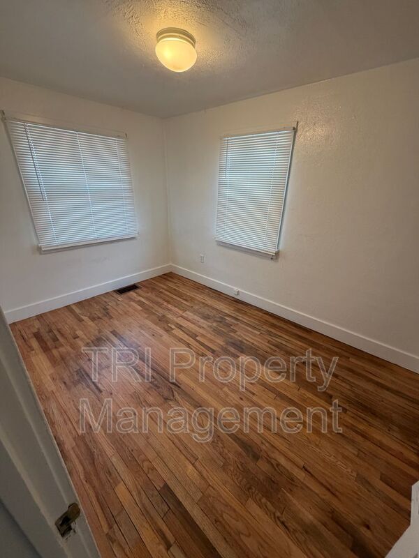 Building Photo - 2044 10th Ave