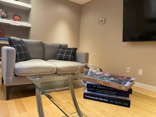 Building Photo - 862 6th Ave