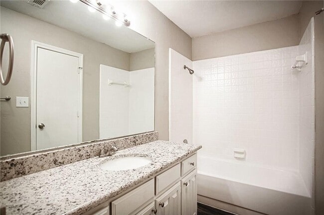 Building Photo - Spacious 3 Bedroom House in Carrollton!