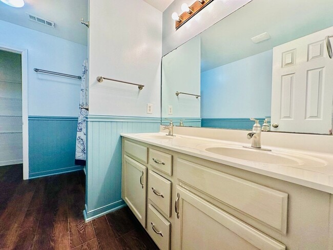 Building Photo - Spacious 3BD/2BA Home in Oak Park | Screened Porch | Large Backyard | 2-Car Garage