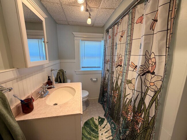 Building Photo - Charming Four Bedroom Home on SE Side!