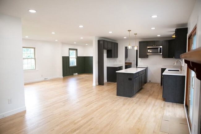 Building Photo - 200 Sewanee Cir