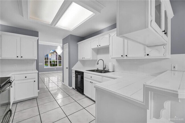 Building Photo - 4621 W Maple Ave