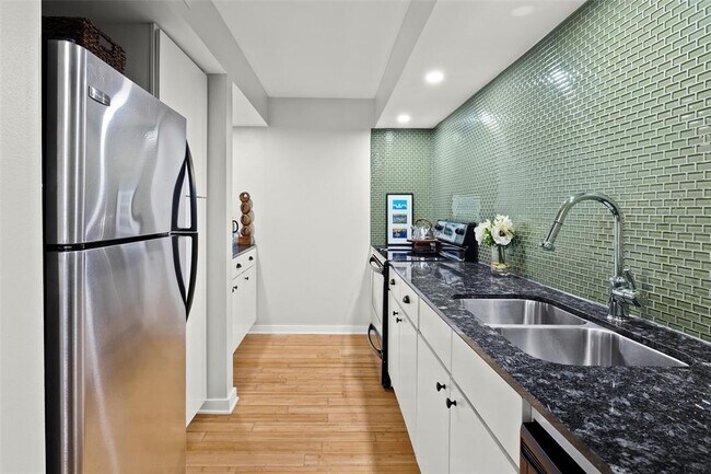 Building Photo - 2200 Dickson Dr