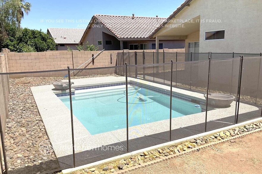 Building Photo - 668 E Cantebria Dr