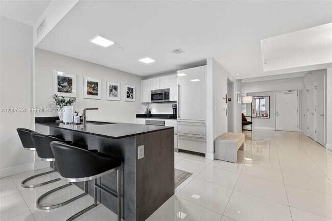 Building Photo - 1010 Brickell Ave