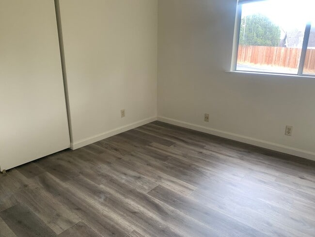 Building Photo - Large one story 4 bedroom home in Orangevale