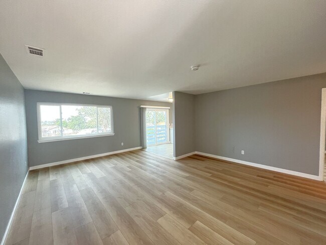 Building Photo - Beautifully Renovated Upstairs unit w/View...