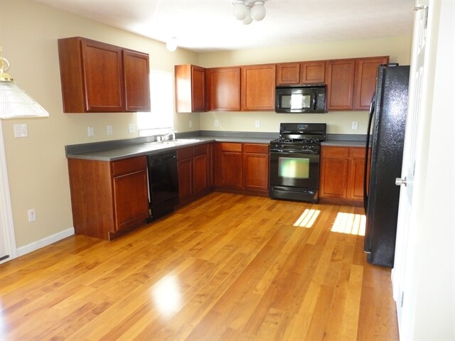 Building Photo - 16947 Tree Top Ct