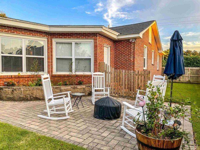 Building Photo - 1618 W Garden St