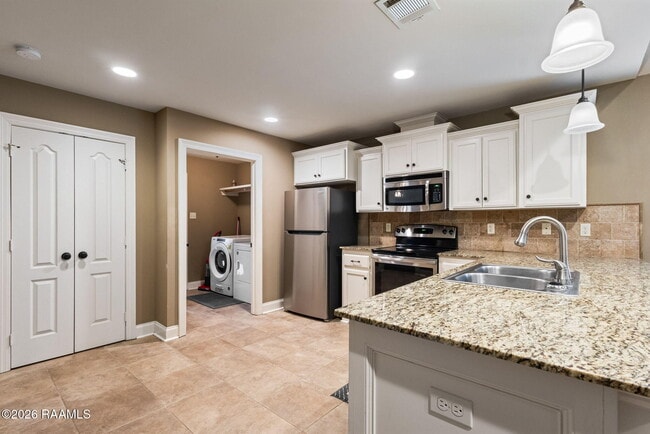 Building Photo - 122 Acacia Ln