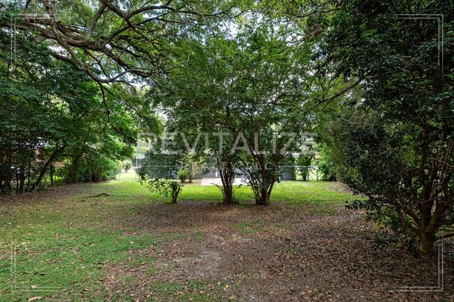 Building Photo - Charming 3-Bedroom Home with Unique Dual E...