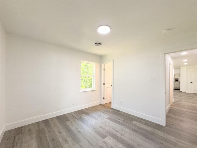 Building Photo - 1006 Duvall Dr