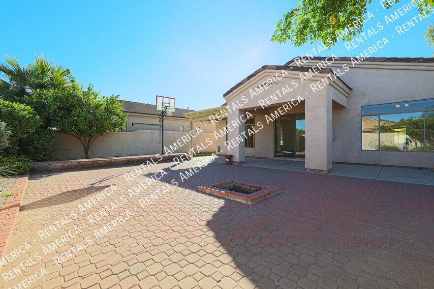 Building Photo - 2126 E Fawn Dr