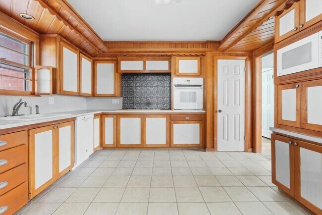 Building Photo - Huge 3 Bed 3 Bath House Near Texas Tech