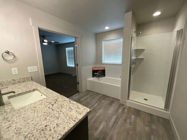 Building Photo - 2 bedroom 2 1/2 bath Townhouse 2 car garage.