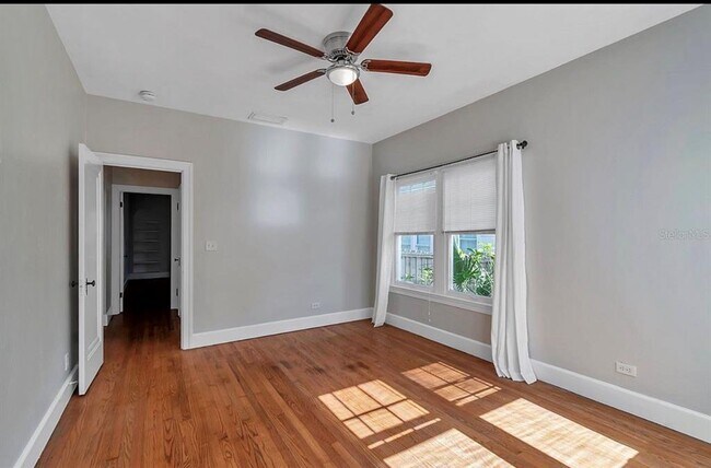 Building Photo - 316 18th Ave NE