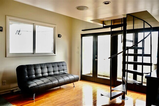 Living Room Area - 31 N Venice Blvd