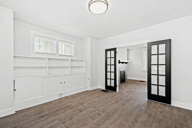 Building Photo - SCORE 1ST MONTH'S RENT FREE IF SIGNED BY AUGUST 7! Spectacular 3 bedroom home in Carrick availabl...