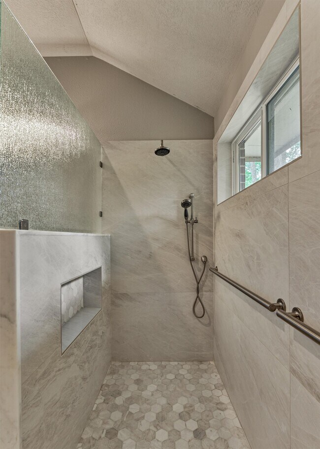 Building Photo - 27 E Russet Grove Cir